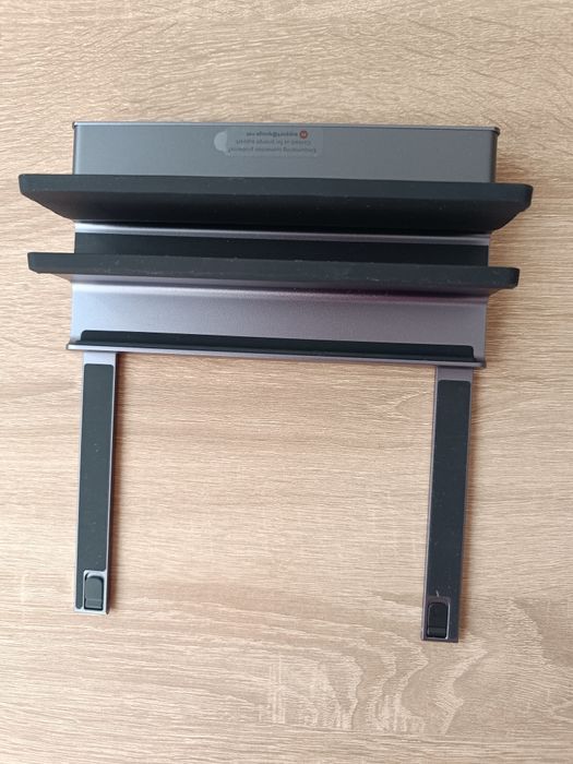 Stacja dokująca USB-C 8 w 1 z pionowym stojakiem