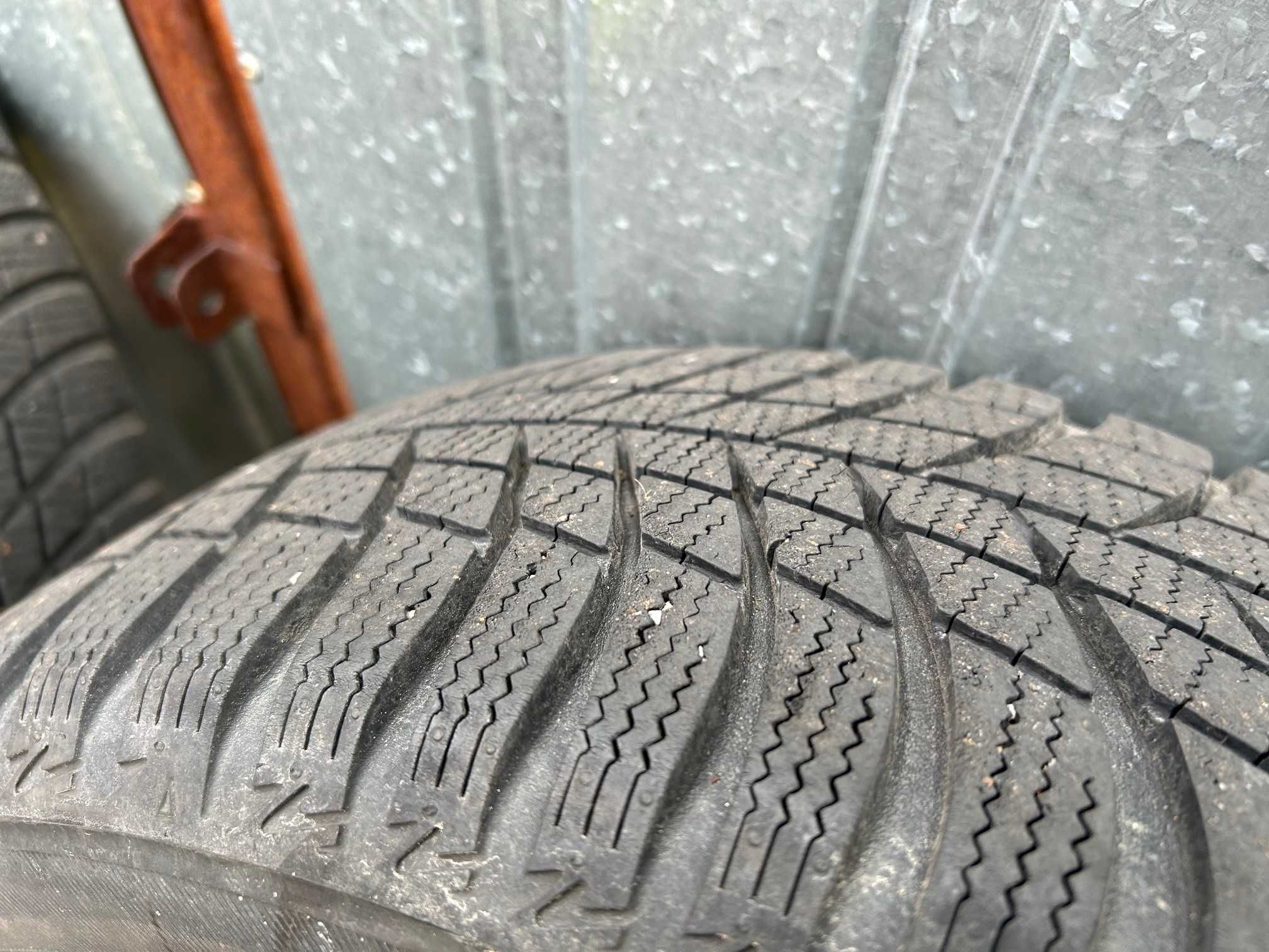 Koła (opony zimowe Bridgestone na felgach stalowych 205/55 R16)