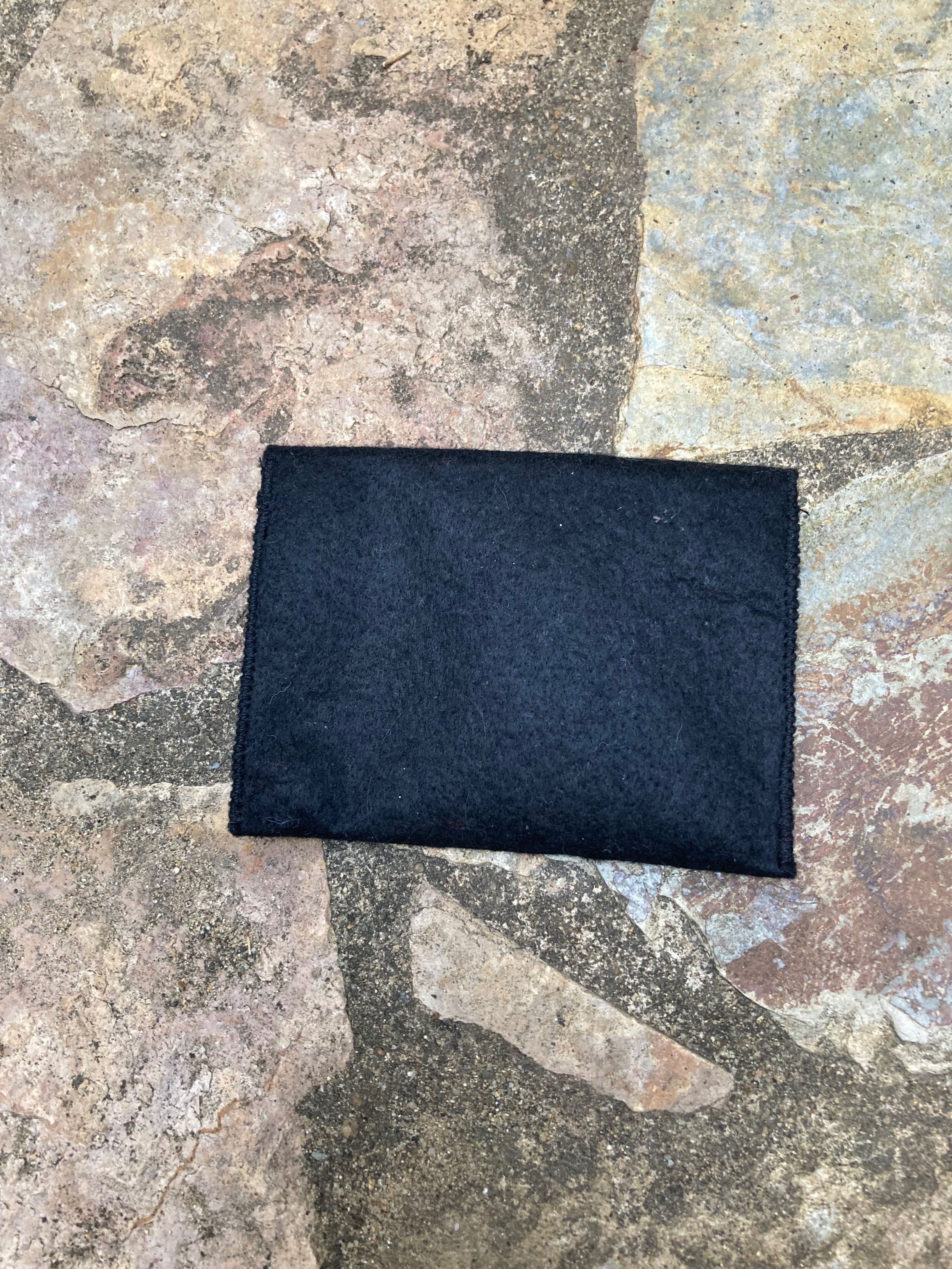 Bolsa de feltro preta com mola feita à mão
