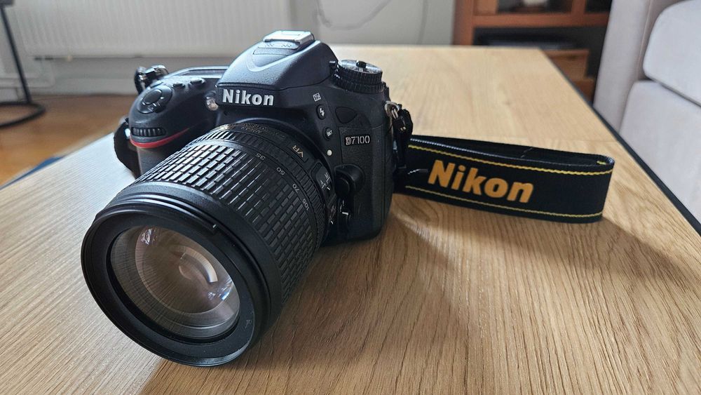 Lustrzanka Nikon D7100 z obiektywem