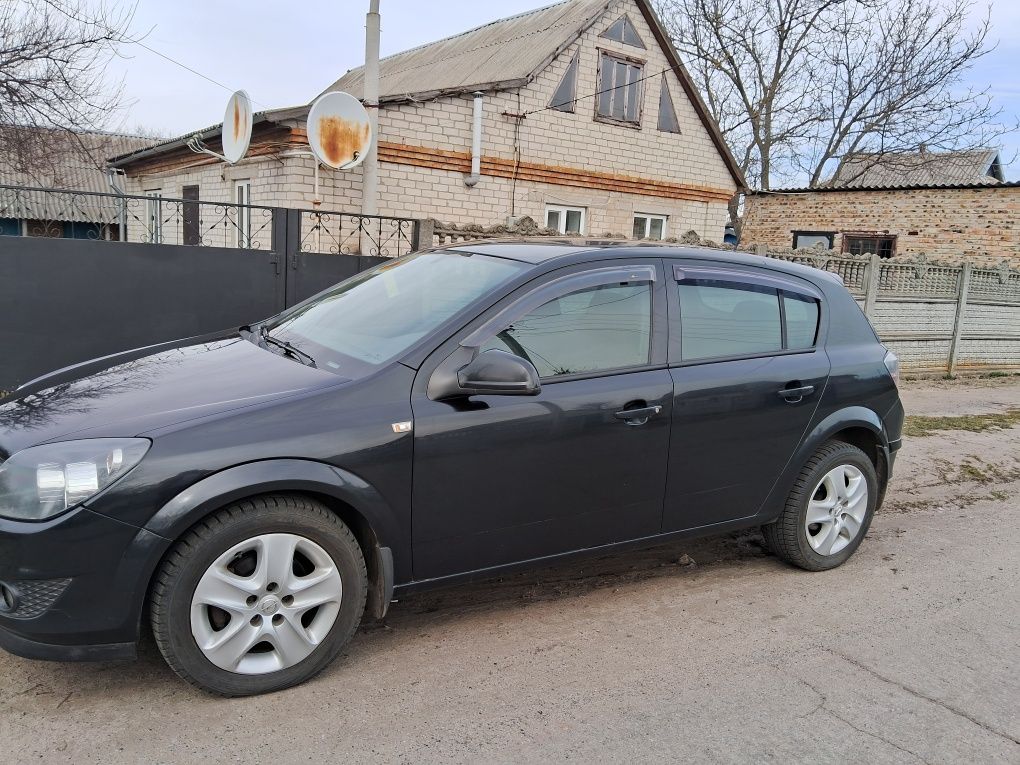 Продам,Opel Astra,2013 року,пробіг 167тис.бензин,пяти дверний,ціна 630