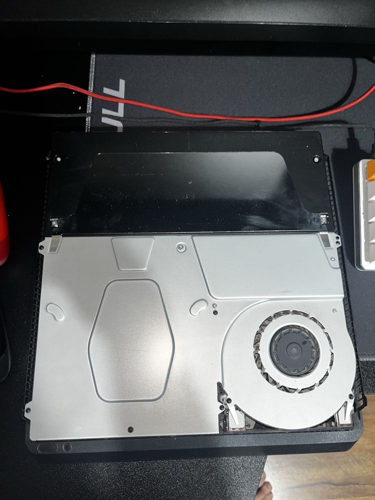 PlayStation 4 + 2 Comandos. (Formatada e Higienizada)