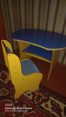 Столик та стілець