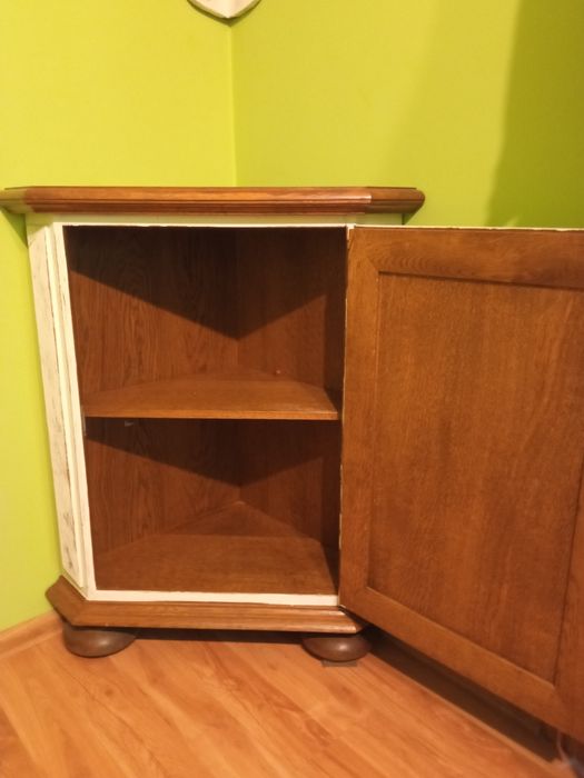 Narożna witryna, odnowiona z przecierkami