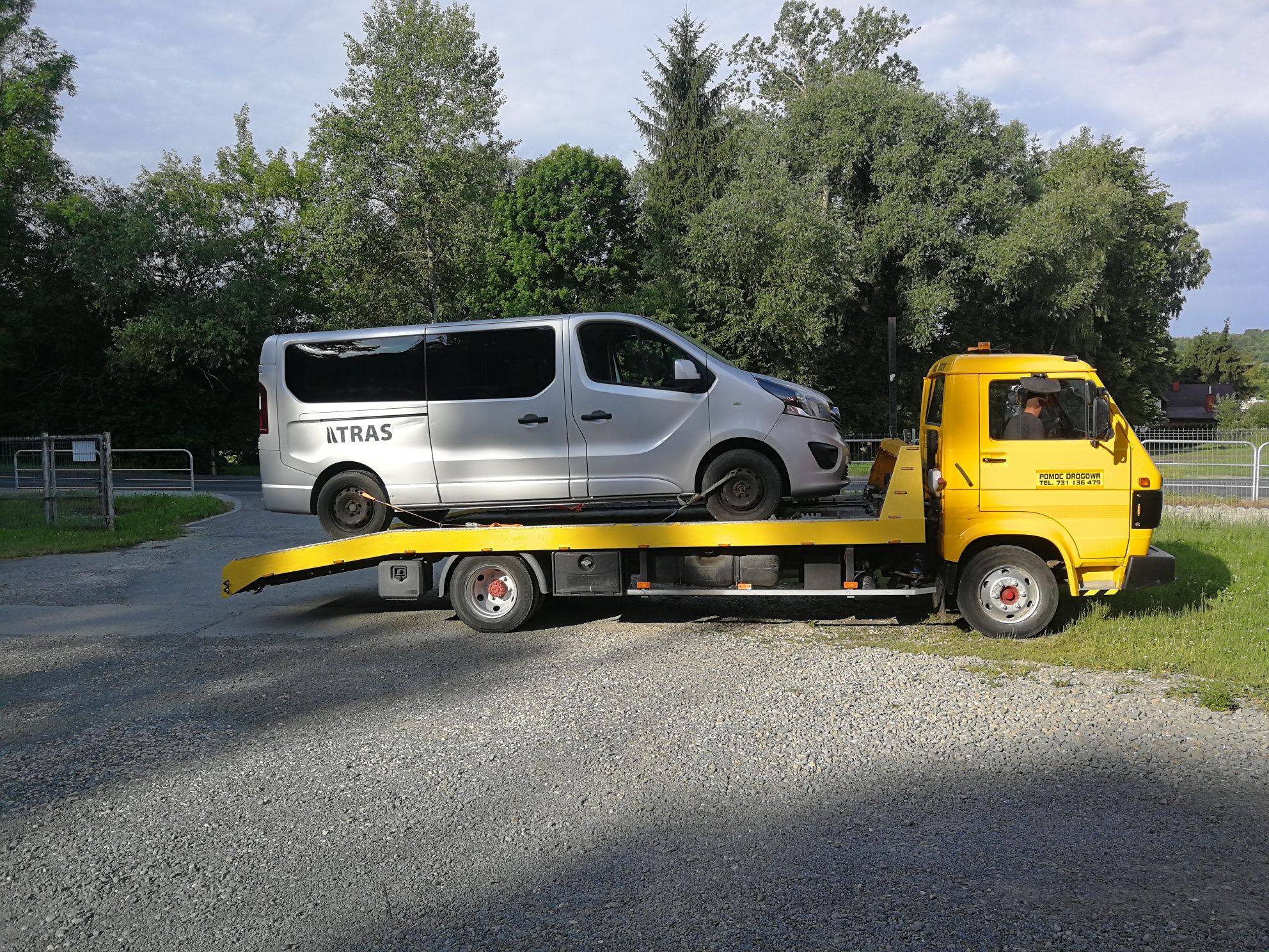 Autolaweta przewóz rzeczy transport pomoc drogowa