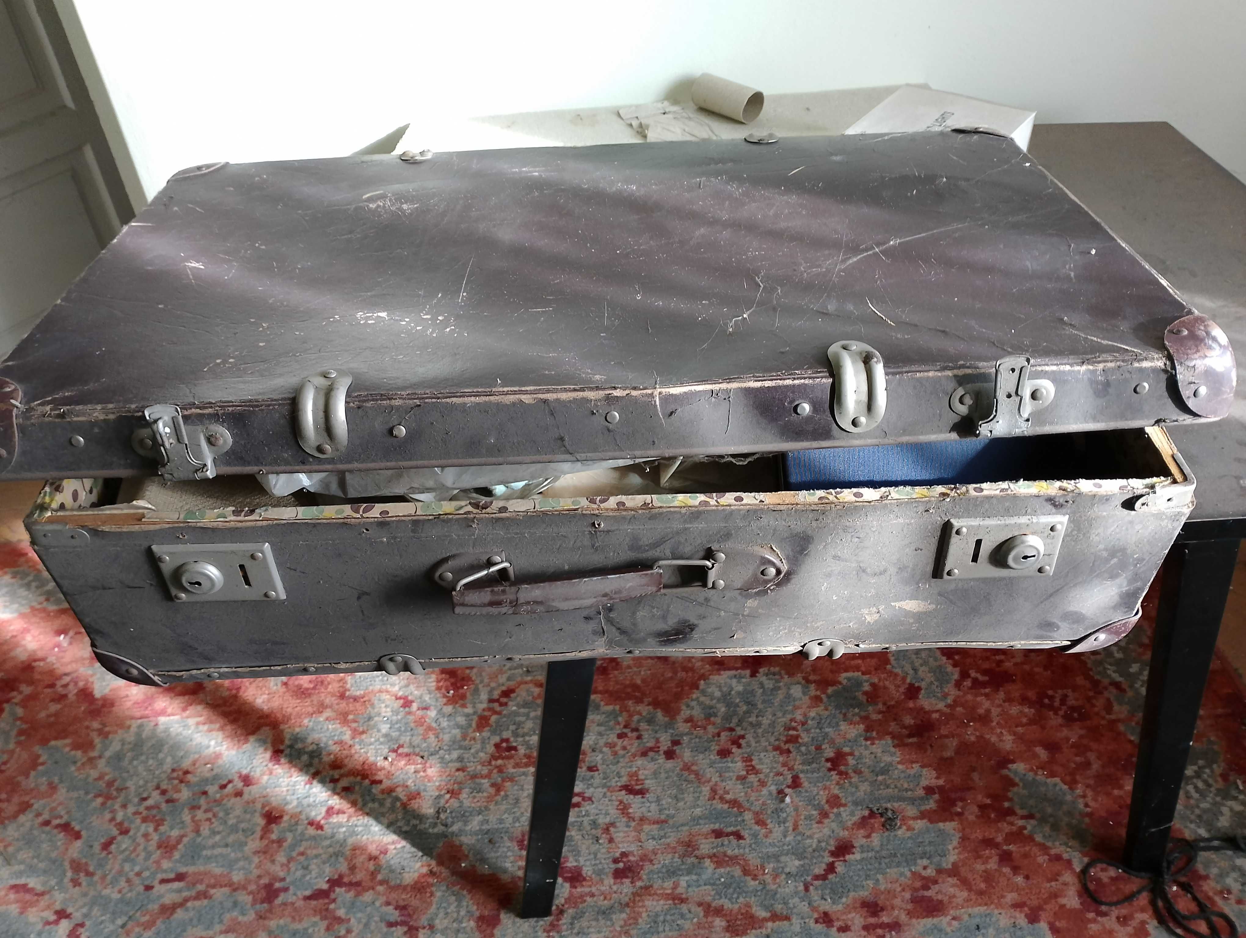 Stare kufry skrzynie walizy