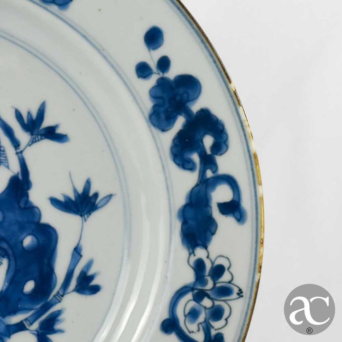 Grande Prato China, com jarra de flores, período Kangxi, 27,4 cm