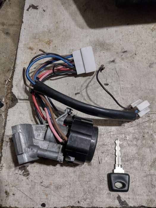 Замок зажигания с ключем