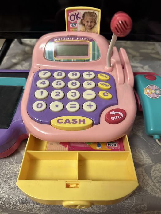 Дитяча каса і дитина в захваті + кошик з овочами та іграшк. тваринами