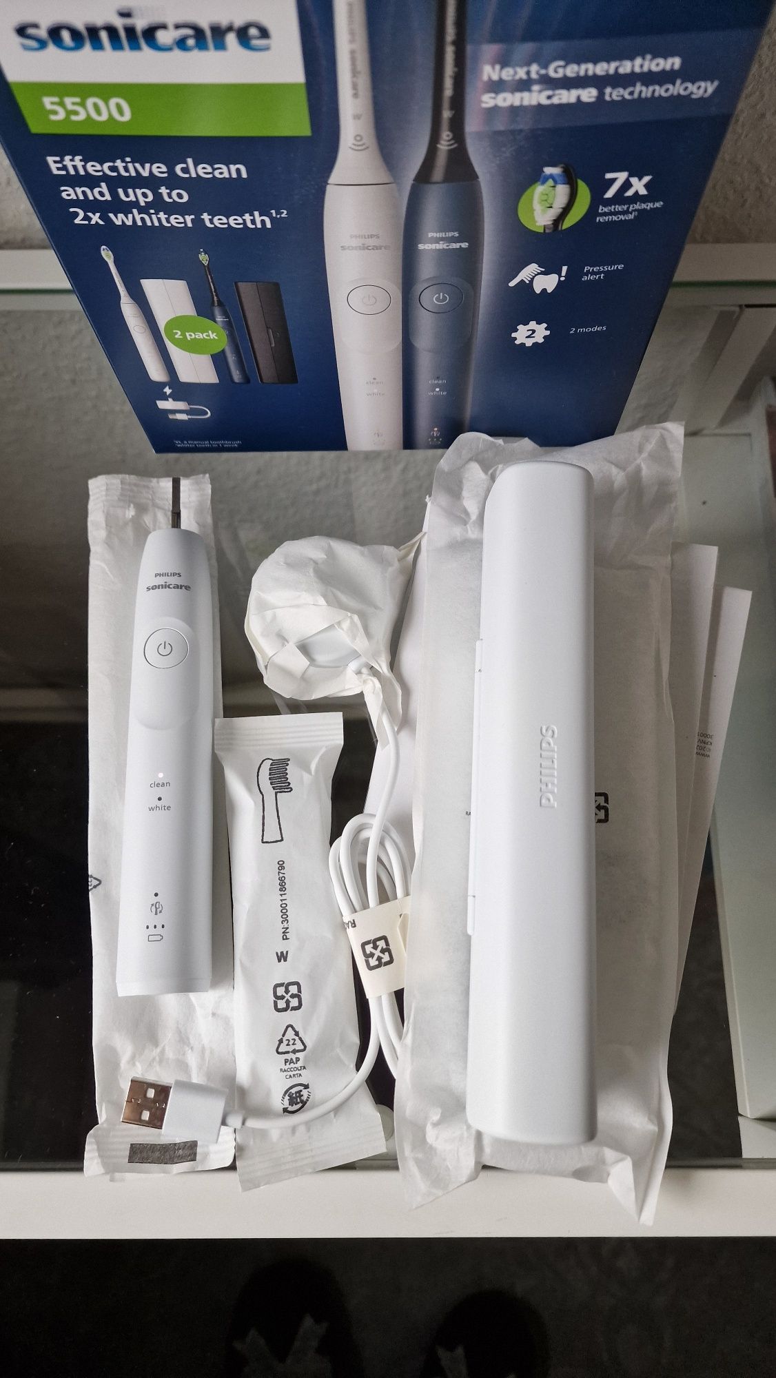 Нова звуковая зубная щітка Филипс Sonicare 5500