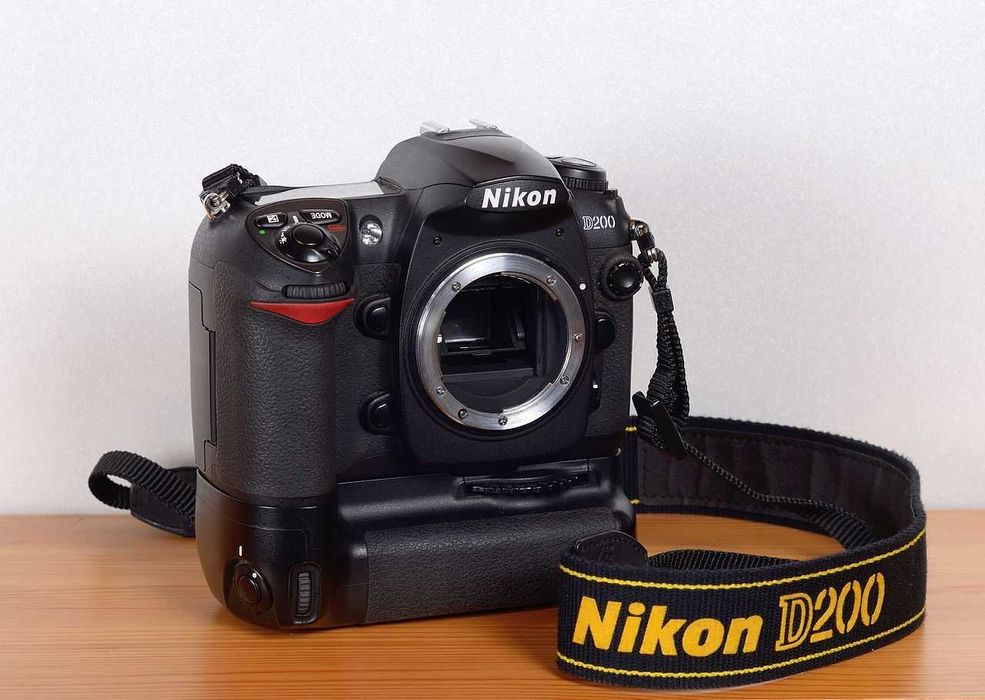 Aparat Lustrzanka Nikon D200 korpus grip +2 baterie +karty +ładowarka.
