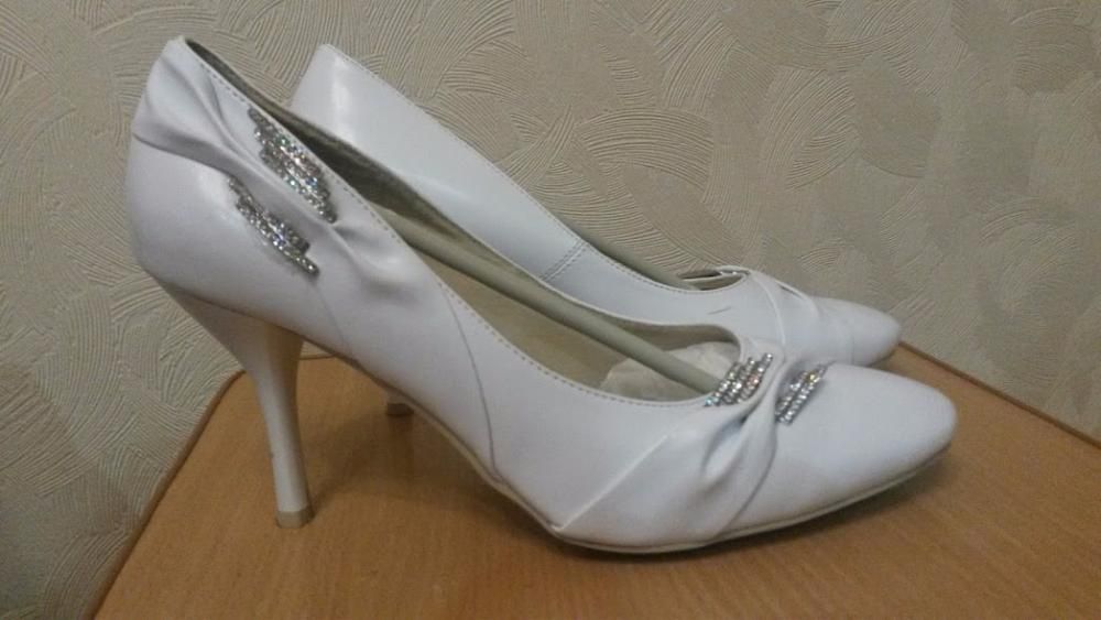 Туфлі весільні білі р.38 дуже зручні та красиві