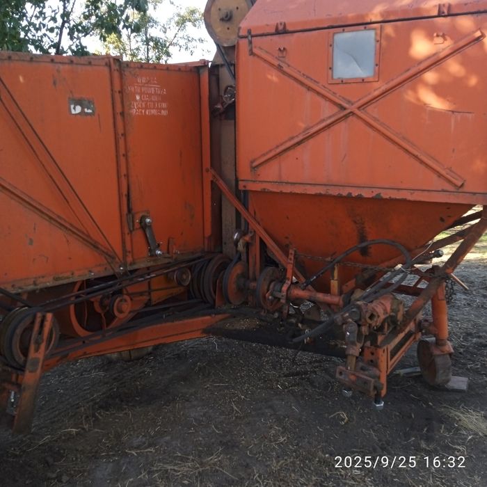 Продам навісний комбайн Бізон z020.в доброму стані.