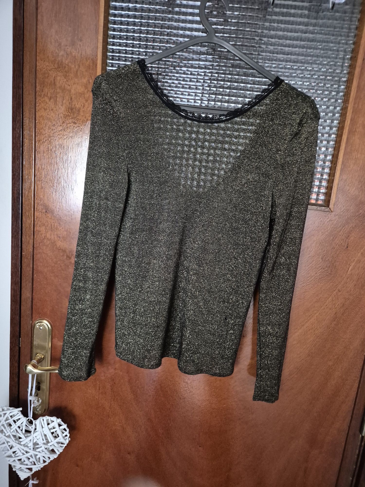 Vestido renda e camisa preta com brilho dourado.