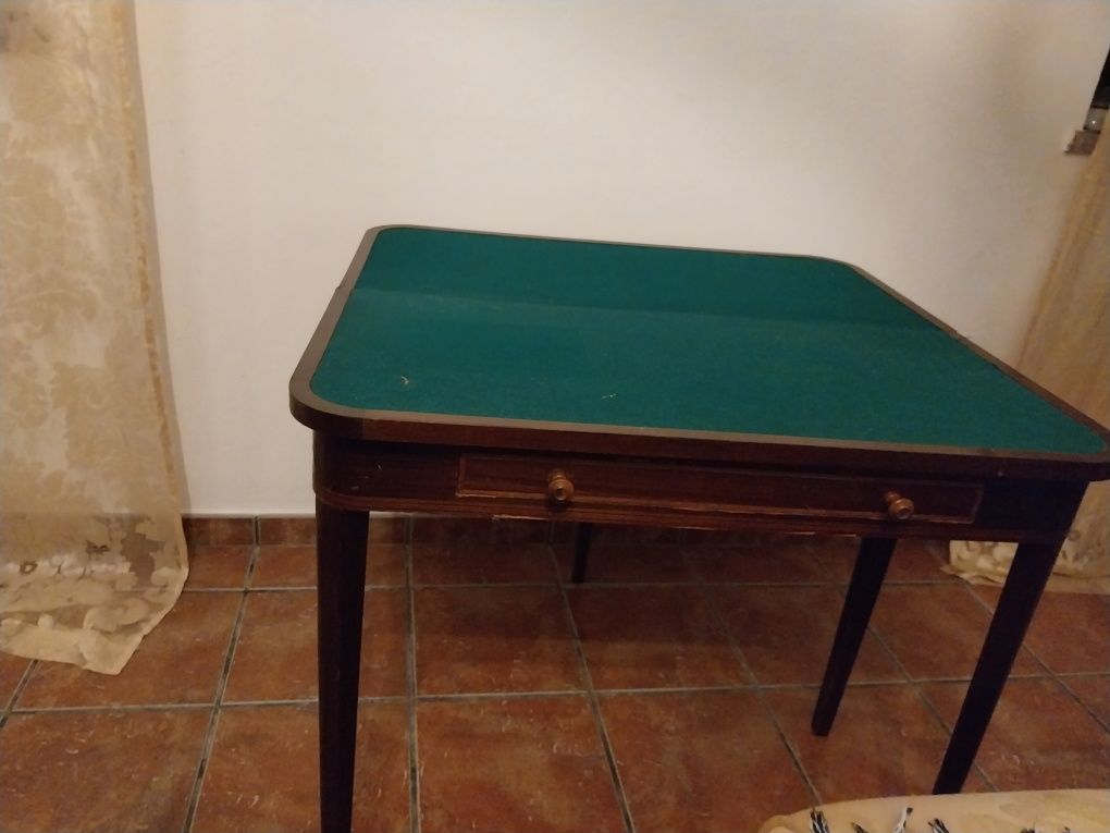 Mesa de jogo com pano verde