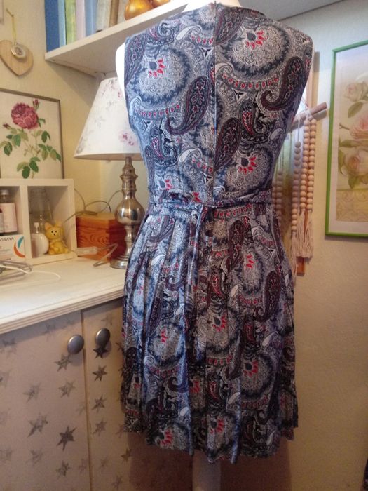 Sukienka w rozmiarze L; tenki