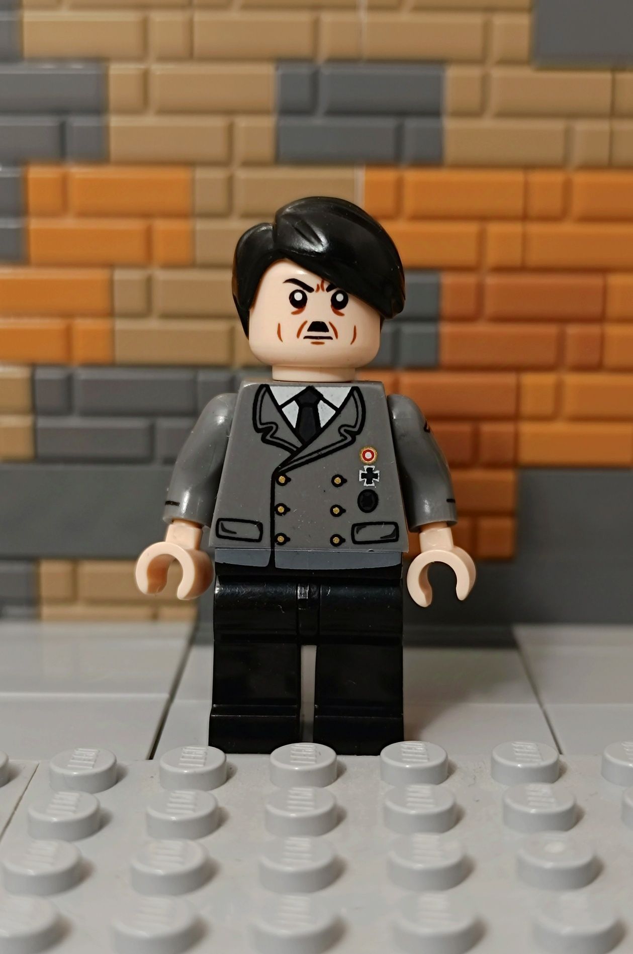 Minifigurka Oficer Niemiecki Adi z fryzurą Wojsko WW2 klocki LEPIN
