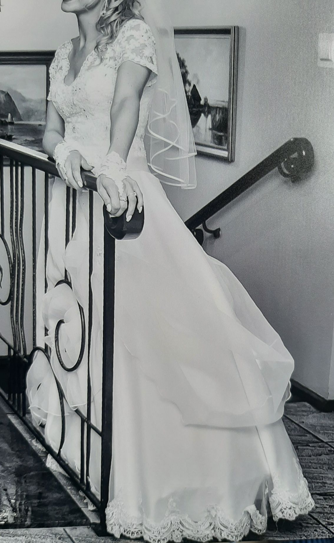 Suknia ślubna z efektownymi mieniącymi się aplikacjami M/L