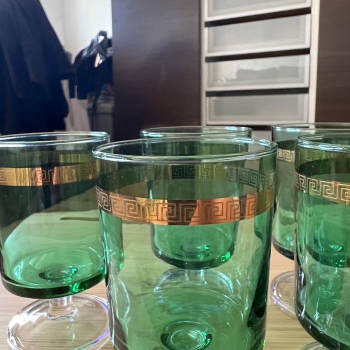 Copos em vidro verde com decoração dourada