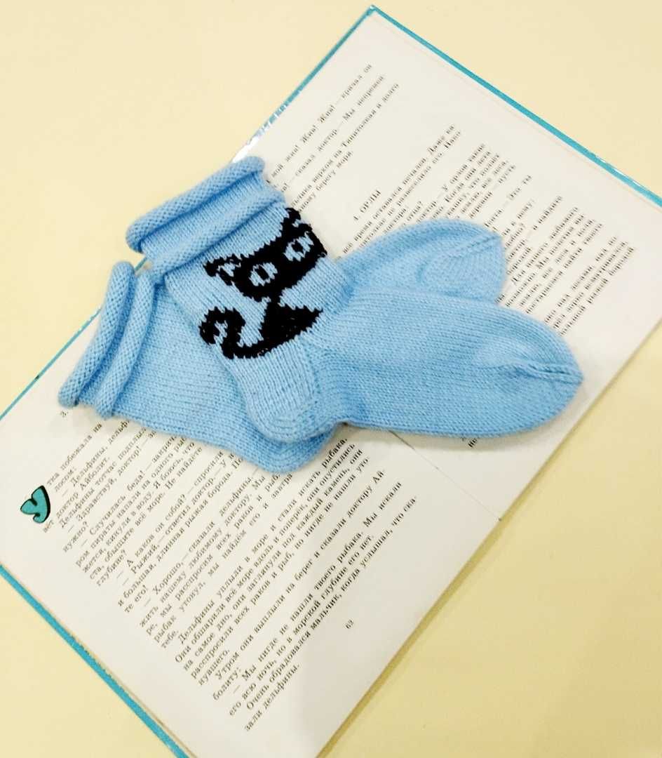 Шкарпетки в'язані блакитного кольору з вишивкою кота