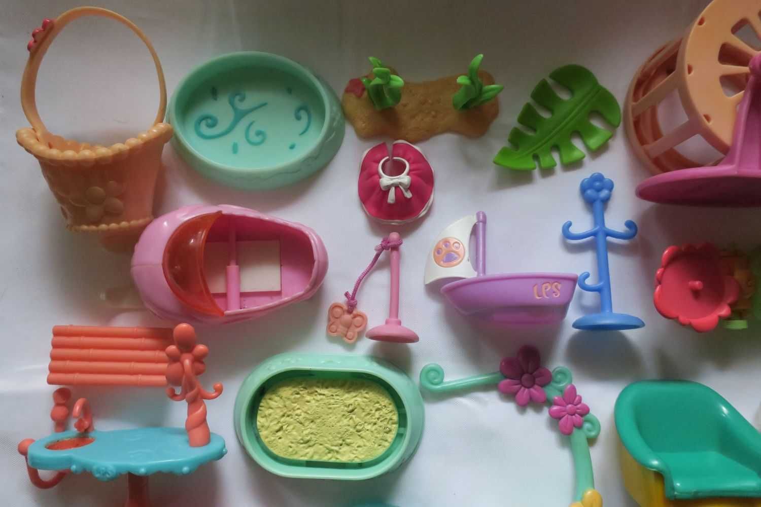 Akcesoria dla Littlest Pet Shop LPS legowisko mebelki łódka itp