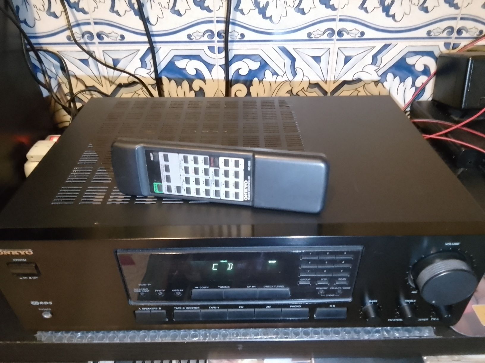 Amplificador Onkyo com radio e comando, Mod:TX 8211