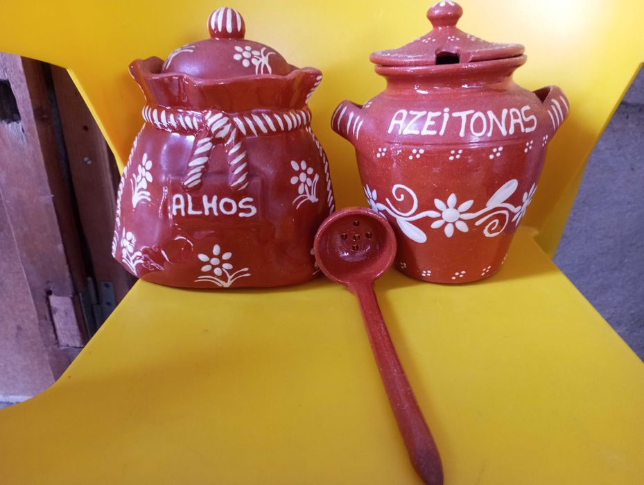 Peças em barro castanho