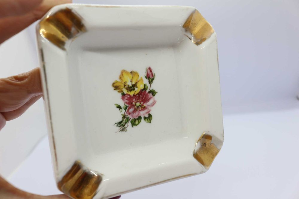 Cinzeiro motivo Floral Vista Alegre  1947