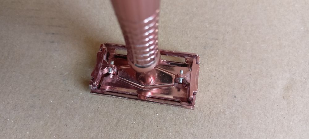 Wilkinson Sword Intuition Rose Gold maszynka wielorazowa na żyletki