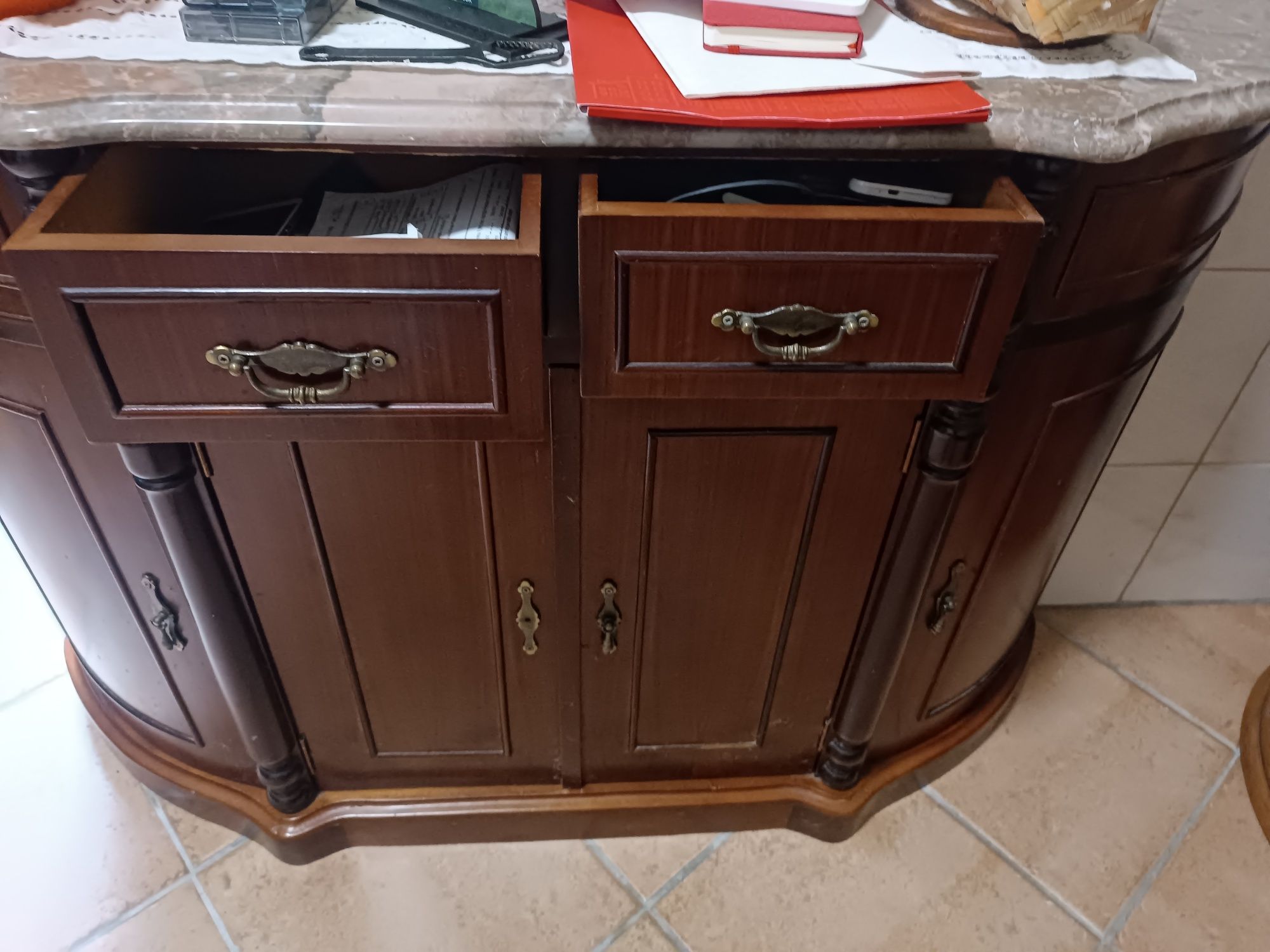 Sapateira com tampo em mármore