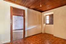 Casa de rés do chão com arrecadação e logradouro
