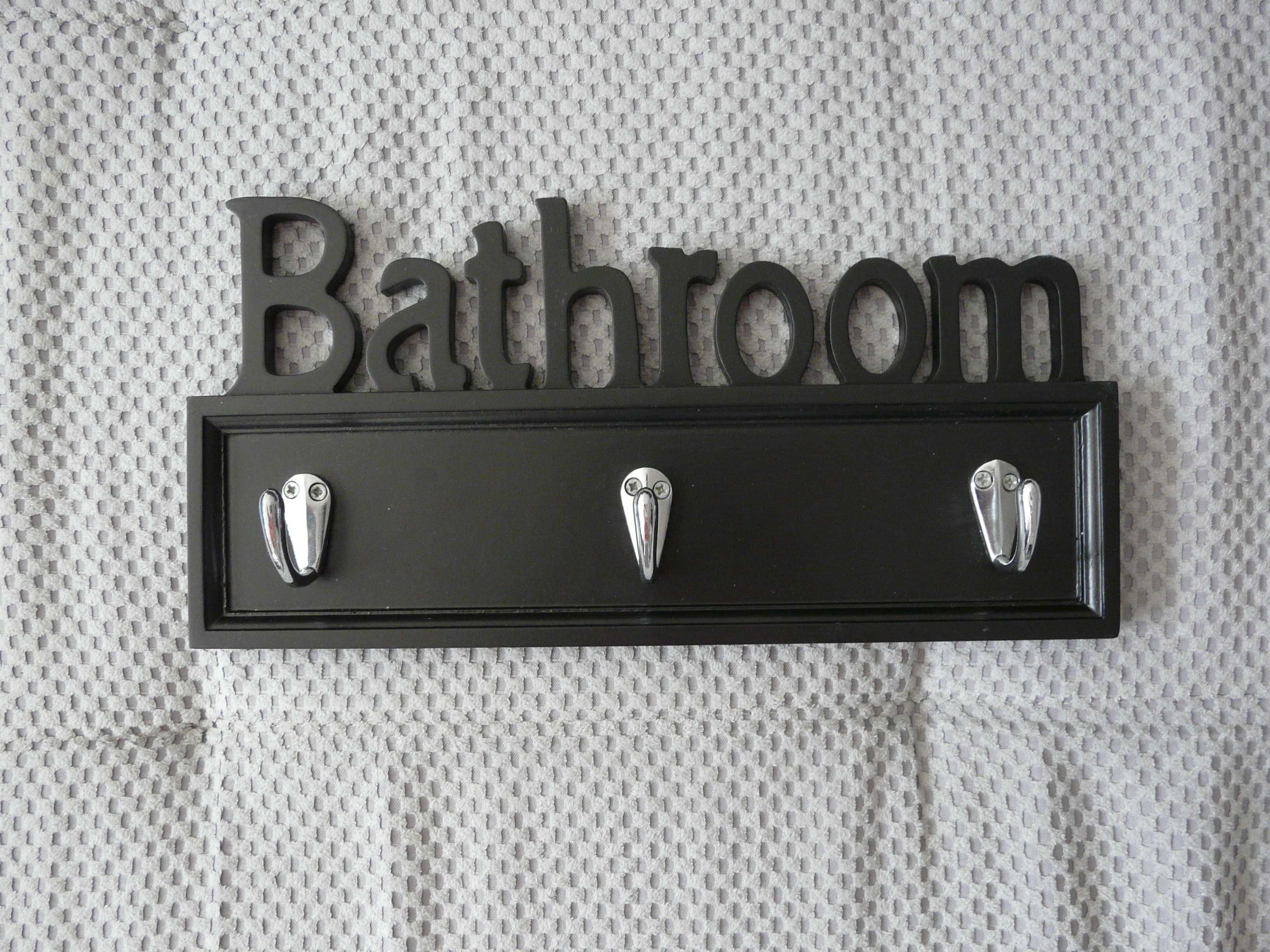 Czarny drewniany wieszak do łazienki z napisem Bathroom Perfect Home