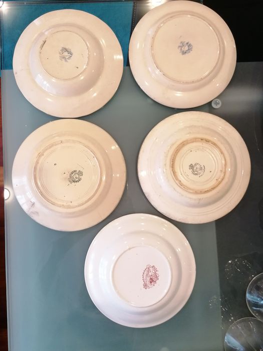 Pratos de cerâmica antigos