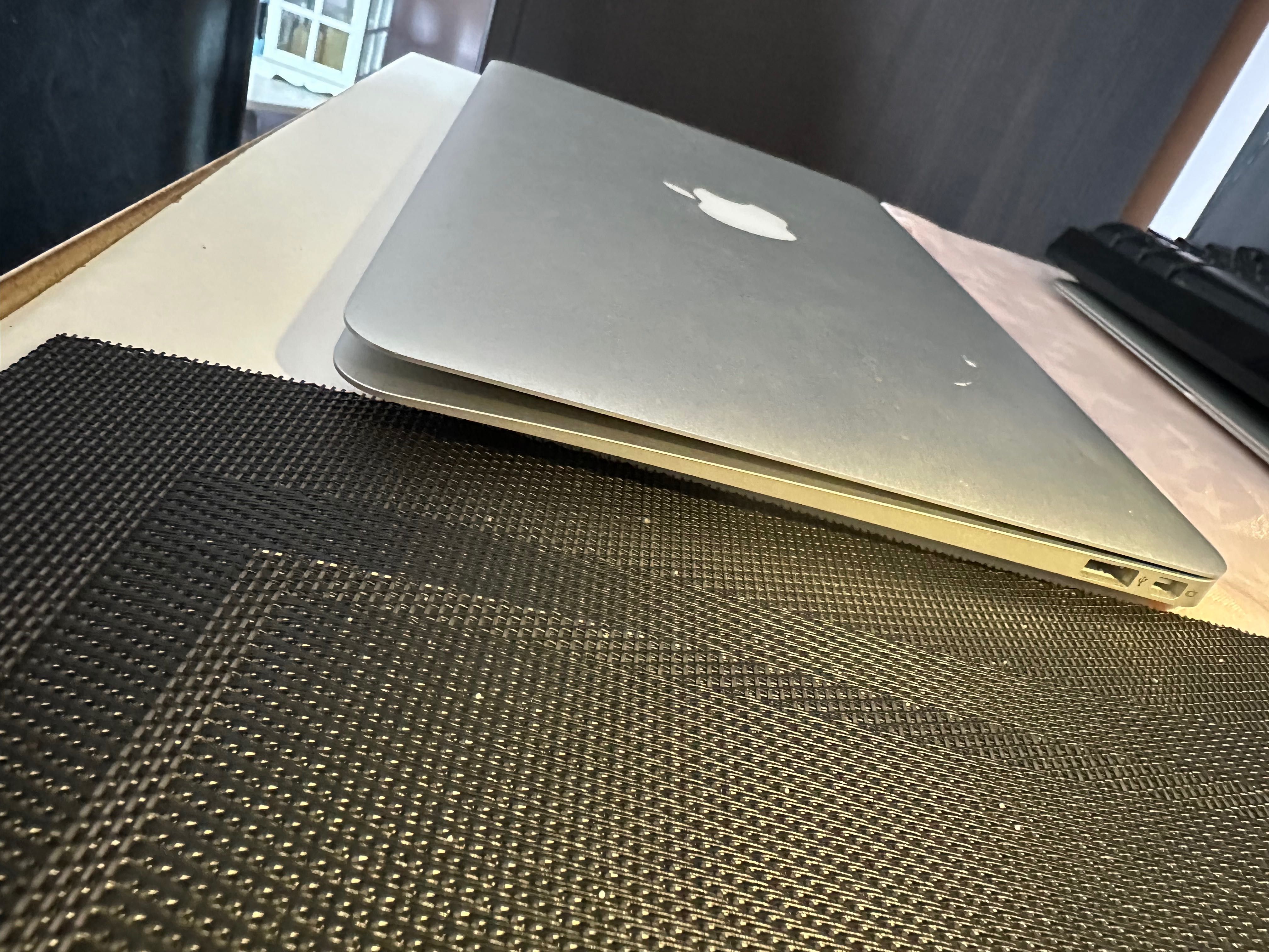 MacBook Air 11 srebrny laptop z ładowarką