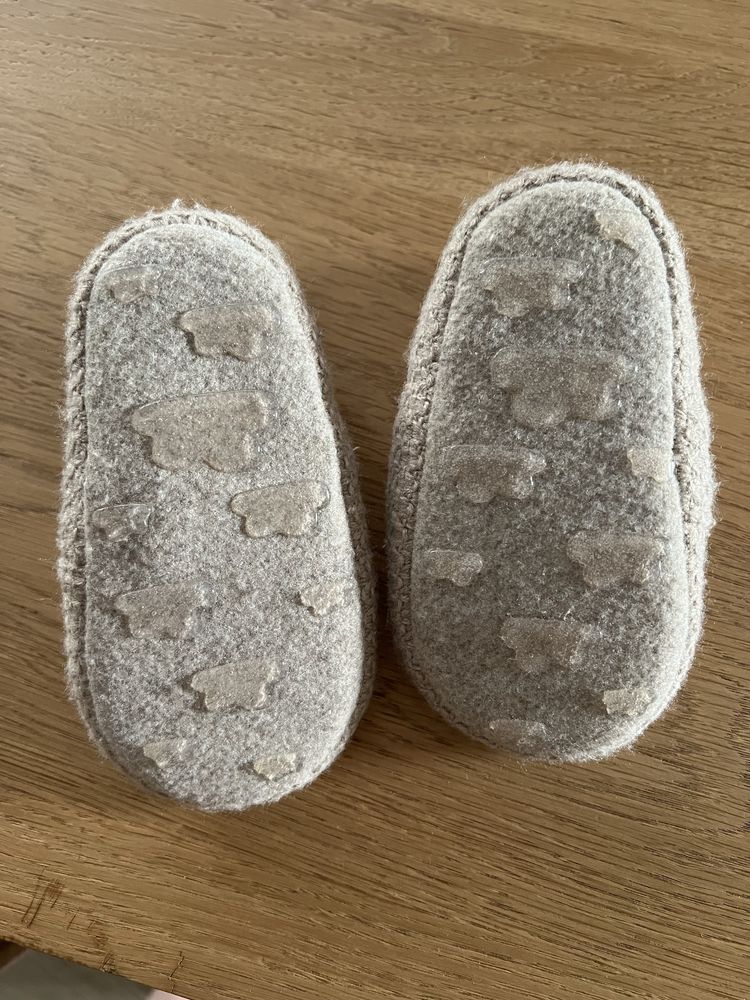 Zara Home Kids nowe antypoślizgowe kapcie 22-23 beżowy filc