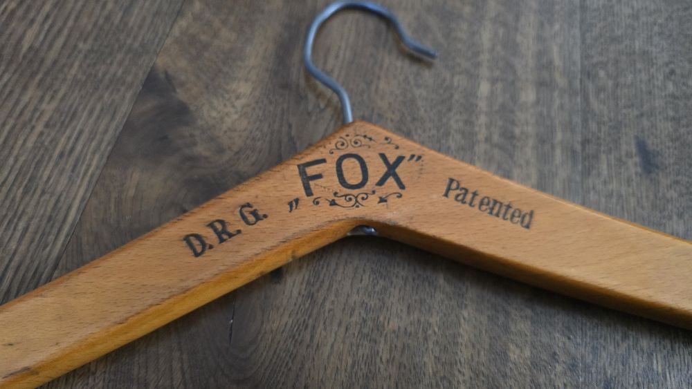 Drewniany wieszak vintage „Ad. Hanow, Danzig – D.R.G. FOX Patented”
