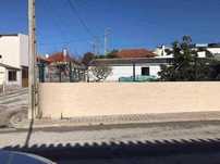 Lote de construção com anexos e garagem