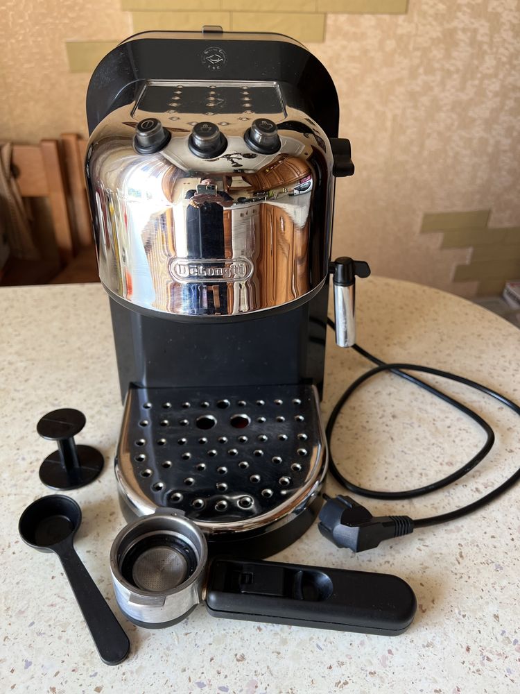 Кофеварка эспрессо DELONGHI EC 270 в идеале все работает