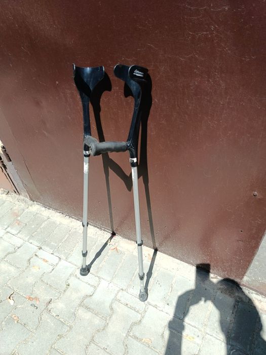 Kule ortopedyczne łokciowe – różne kolory, regulacja 145–195 cm