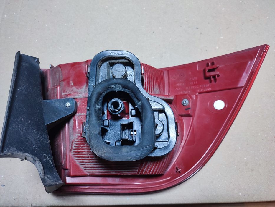 Задній правий ліхтар VW TOUAREG II