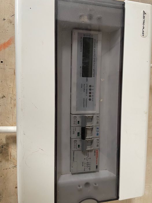 Skrzynka elektryczna z licznikiem stycznikiem  i zabezpieczeniem