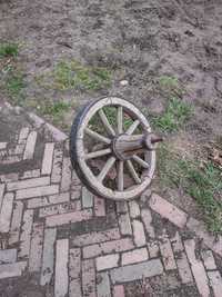 Stare drewniane koło od taczki