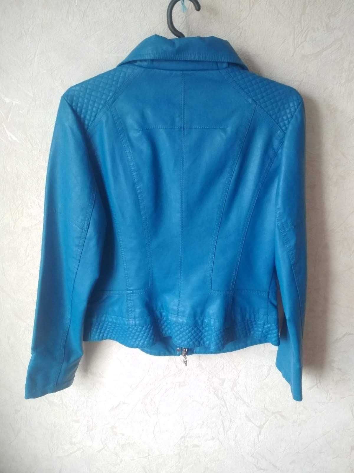Женская курточка черная кожанка 46размер и синяя курточка кожзам 50раз
