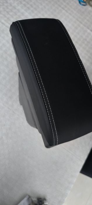 Apoio braço central carro