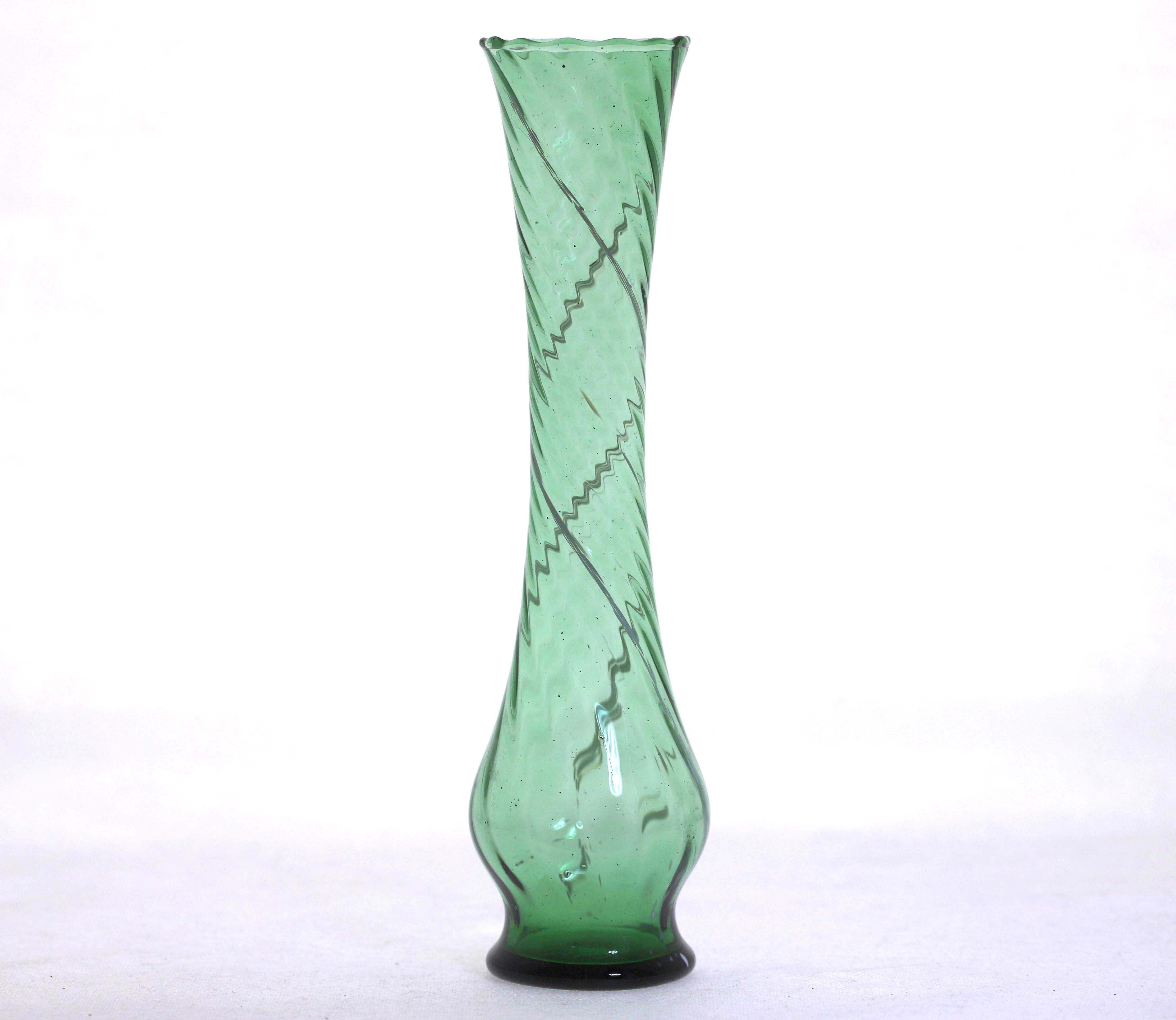 Wazon szklany zielony z białymi prążkami wys. 29cm