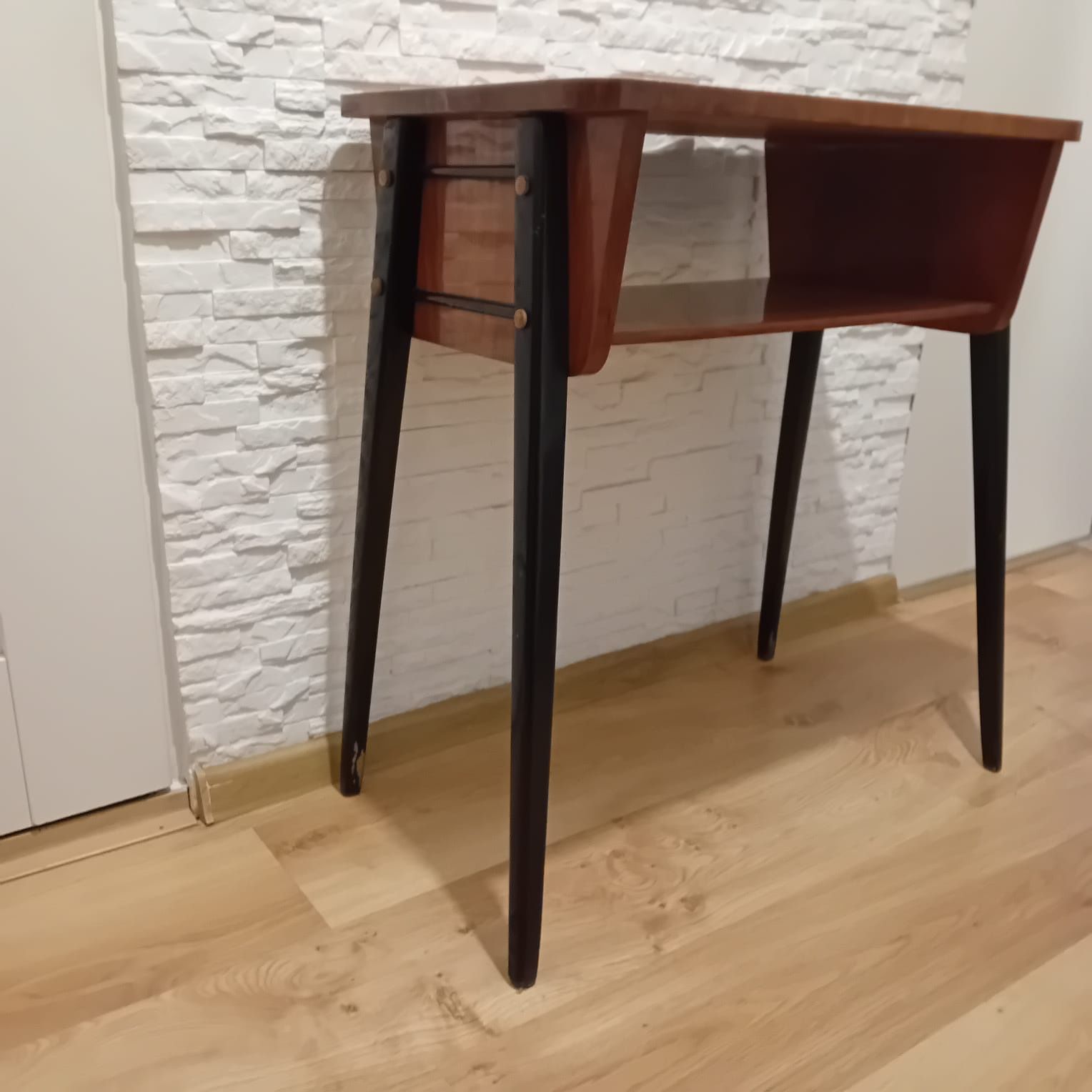 Stolik PRL pod radio, telewizor