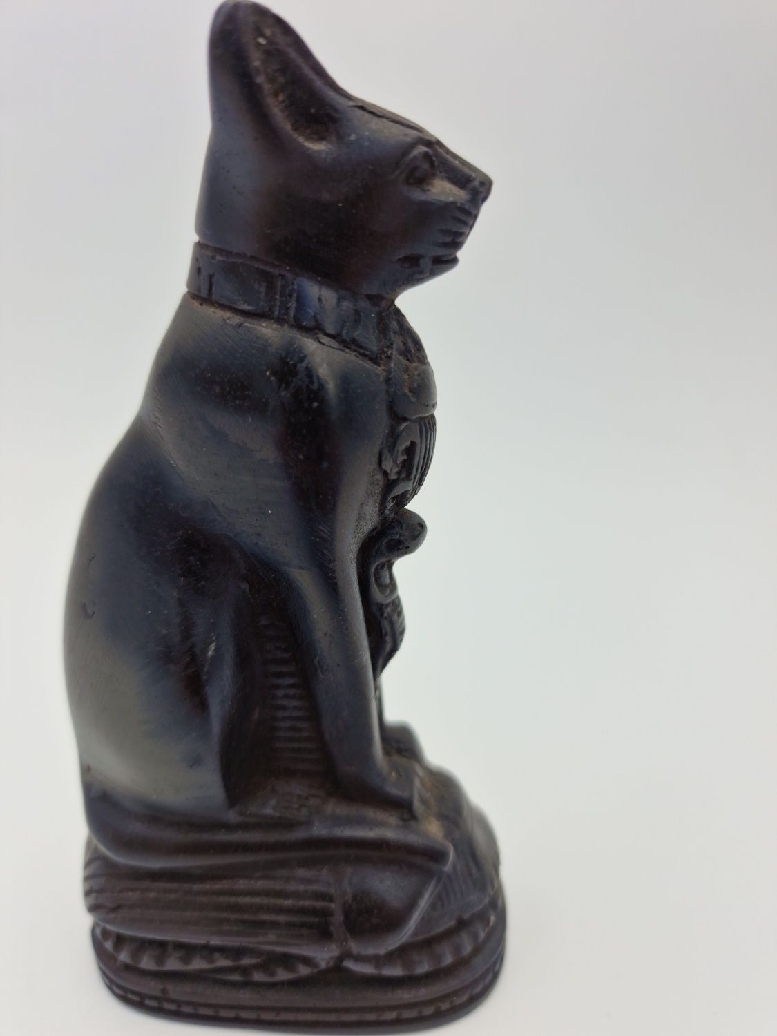 Figurka Egipt "Bastet" kot siedzący na Skarabeuszu