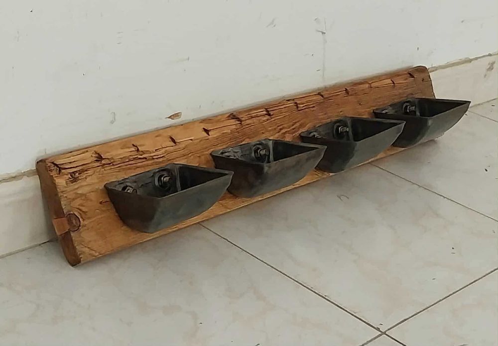 Suporte com 4 Alcatruzes Antigos, dos Cereais, aplicados s/ madeira