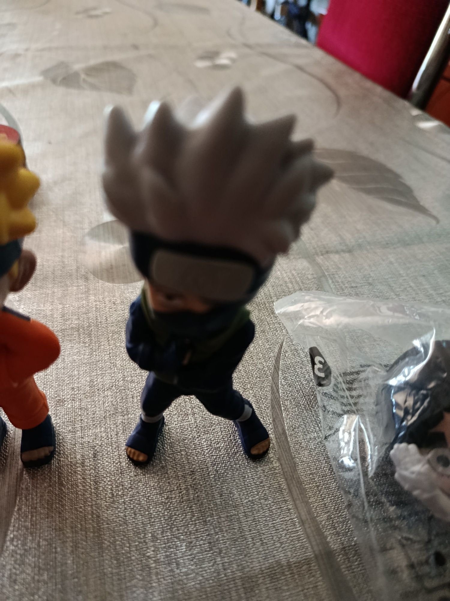 Vendo figuras do Naruto