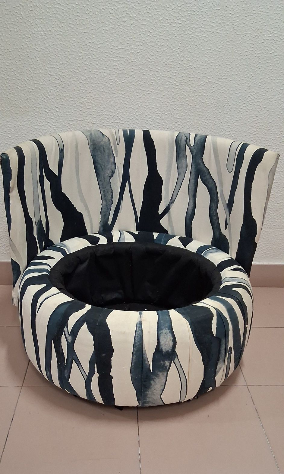 Cadeirão sem braços elegante de estilo moderno